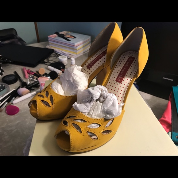 B.A.I.T. Footwear Shoes - B.A.I.T. Footwear Lola Size 7.5 in Yellow NWB